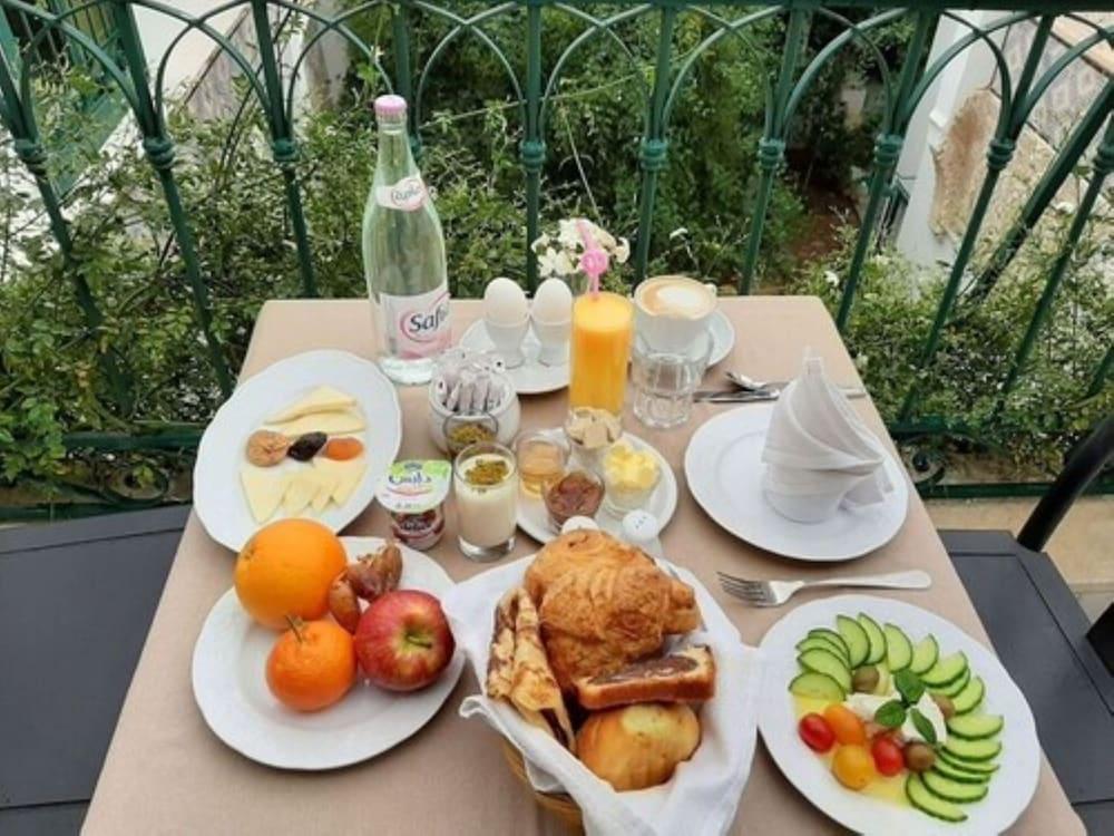 Hotel Palais Bayram Túnez Exterior foto A typical Israeli breakfast